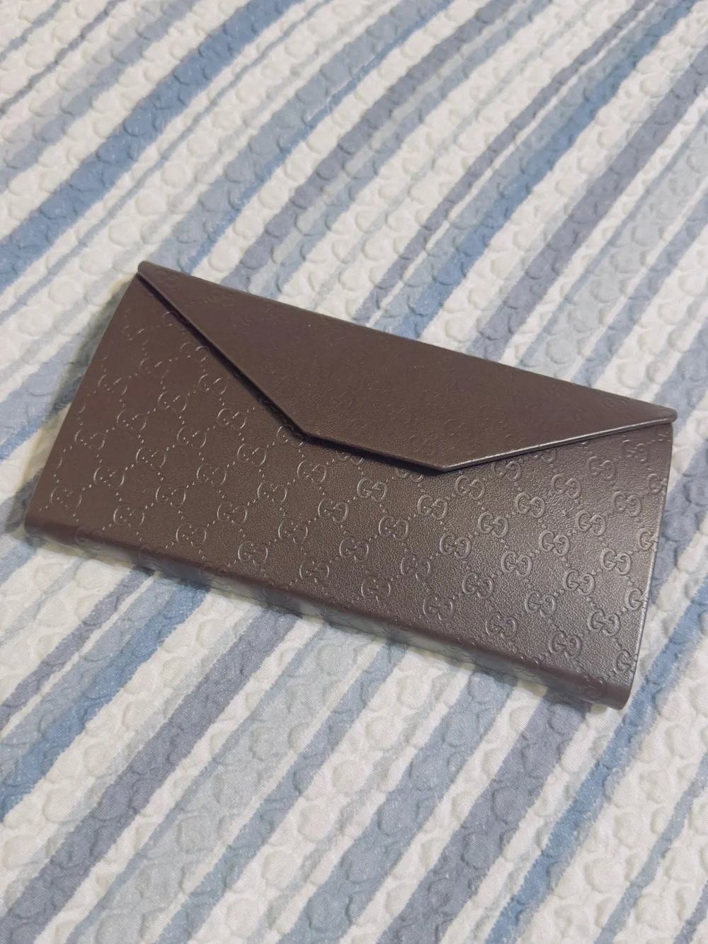 Gucci sunglasses case classic logo